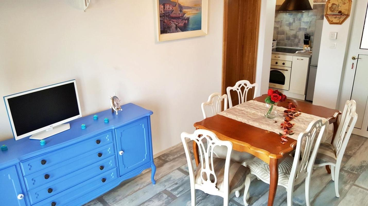 Apartments By The Sea Krilo Jesenice, Omis - 15145 耶塞尼采 客房 照片